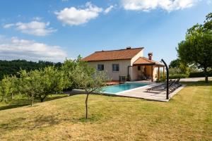 Photo de la galerie de l'établissement Holiday Home with pool and garden, à Trviž