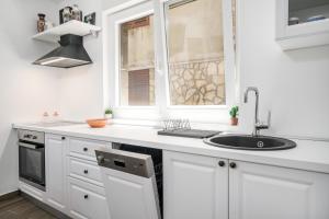 Kuchyň nebo kuchyňský kout v ubytování Apartman Sidonija