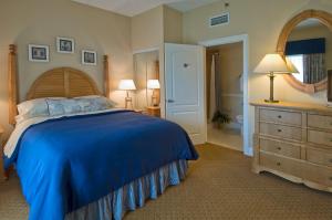 A bed or beds in a room at The Cove at Yarmouth