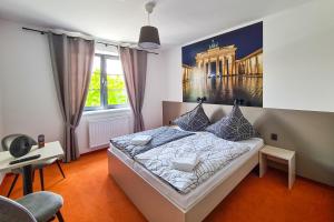 una camera da letto con un letto e un dipinto sul muro di Pension Berlin a Cheb