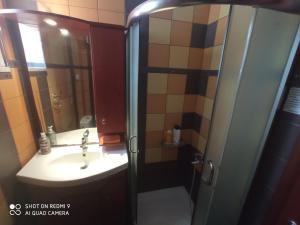 Ванна кімната в Apostolia Lux Apartments