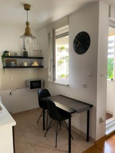Kuchyňa alebo kuchynka v ubytovaní Apartman Welcome to Trešnjevka