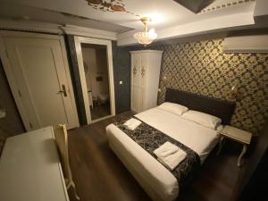 Кровать или кровати в номере Napolyon Apart Hotel Cihangir