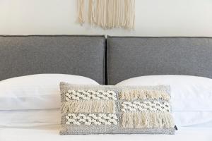 Postel nebo postele na pokoji v ubytování Aelia Seaside Luxury Suites