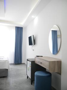 TV a/nebo společenská místnost v ubytování Nefis Hotel Ölüdeniz