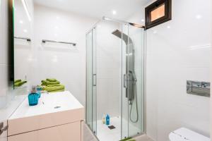 ein Bad mit einer Dusche und einem Waschbecken in der Unterkunft Tenerife South Apartments in Playa de las Americas