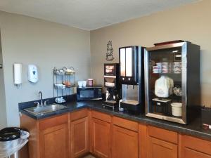 una cocina con fregadero y refrigerador en Super 8 by Wyndham Watertown, en Watertown