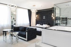 1 dormitorio con cama, bañera y sofá en Z Rooms Boutique, en Zalaegerszeg