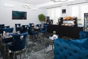 Z Rooms Boutique tesisinde bir restoran veya yemek mekanı