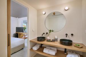 Foto da galeria de Adorno Beach Hotel and Suites em Ornos