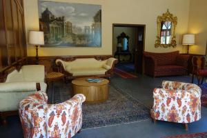 A seating area at Hotel Roma