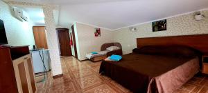 1 dormitorio con 1 cama y sala de estar en Villa Alina, en Alushta