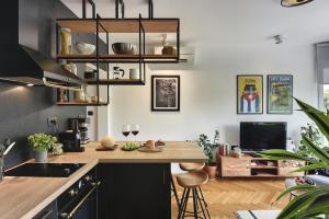 een keuken met een houten aanrecht in een kamer bij Place to be - Center apartment in Pula