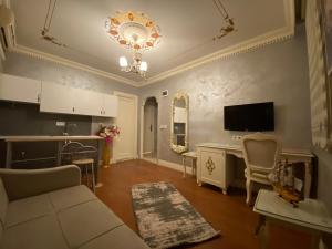 イスタンブールにあるNapolyon Apart Hotel Cihangirのリビングルーム(ソファ、壁掛けテレビ付)