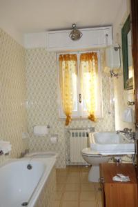 A bathroom at Hotel Roma