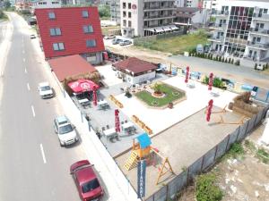uma vista aérea de um parque de estacionamento com parque infantil em Andreea Residence Mamaia Nord em Mamaia Nord – Năvodari