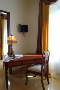 A television and/or entertainment centre at Hotel Roma
