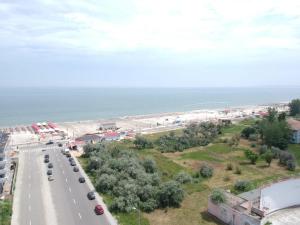 eine Luftansicht auf eine Straße und den Strand in der Unterkunft Andreea Residence Mamaia Nord in Mamaia Nord – Năvodari