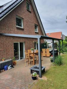 a patio with a table and chairs and a building at Möwennest im Umland Hamburgs in Henstedt-Ulzburg