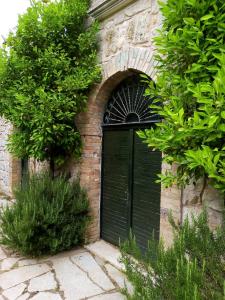 een zwarte deur aan de zijkant van een bakstenen gebouw bij Casina di pietra in San Giorgio a Liri