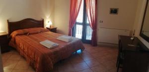 1 dormitorio con 1 cama con 2 toallas en B&B L'antico borgo, en Villalago