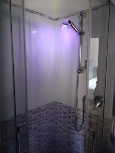 um chuveiro com uma porta de vidro na casa de banho em CIAK Affittacamere em Mulazzo
