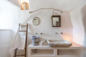Uma casa de banho em Trulli 18cinquantanove