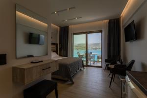 ein Hotelzimmer mit Bett und Blick aufs Meer in der Unterkunft Lighthouse Apartments in Stoupa