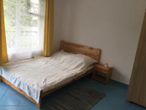 a small bed in a room with a window at U Babci in Stegna