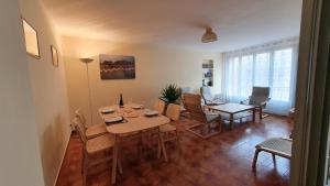 - une salle à manger avec une table et des chaises dans l'établissement Appartement la tour du sel, à Aigues-Mortes