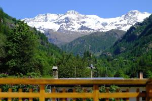 uma vista para uma montanha com montanhas cobertas de neve em Hotel Villa Tedaldi em Gressoney-Saint-Jean