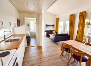 Eldhús eða eldhúskrókur á Årjäng Camping & Stugor Sommarvik