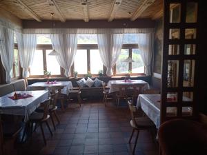 Reštaurácia alebo iné gastronomické zariadenie v ubytovaní Weisskugel gasthof