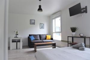 蒙泰夫蘭的住宿－Studio Dreams Paris，白色的客厅配有沙发和1张床