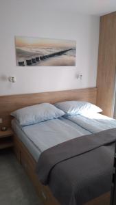 Ένα ή περισσότερα κρεβάτια σε δωμάτιο στο Gardenia II Mare Baltic Dziwnów