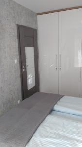 Ένα ή περισσότερα κρεβάτια σε δωμάτιο στο Gardenia II Mare Baltic Dziwnów +7 φωτογραφίες