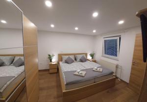 1 dormitorio con 2 camas y ducha a ras de suelo en Apartments Sušnik en Bohinj