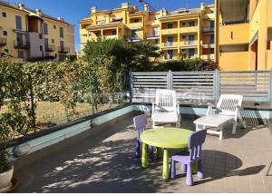 een tafel en twee stoelen en een tafel en stoelen op een patio bij casa vacanza Carly in Loano