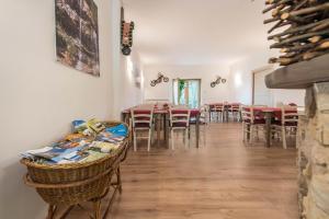 een eetkamer met rode tafels en stoelen bij Nonno Bigi Papavero in Tremosine Sul Garda