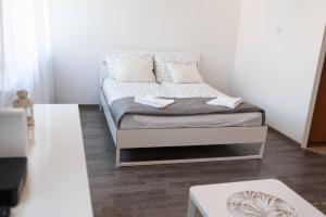sypialnia z łóżkiem z 2 poduszkami w obiekcie Marcowy w mieście Sopot