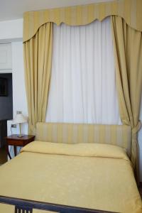 A bed or beds in a room at Hotel Roma