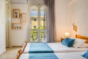 zwei Betten in einem Zimmer mit Fenster in der Unterkunft Sunset Beach Appartments in Minia