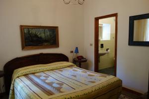 A bed or beds in a room at Hotel Roma