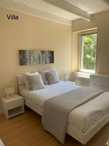 サン・マロにあるRochebonne Plageのベッドルーム(大きな白いベッド1台、窓付)