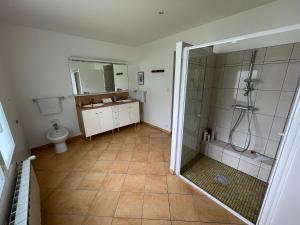 La salle de bains est pourvue d'une douche et de toilettes. dans l'établissement LA BELLE ETOILE, à Valençay
