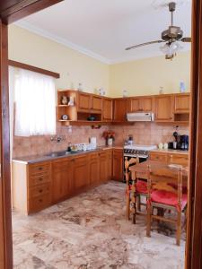 Kuchyňa alebo kuchynka v ubytovaní Sunny House