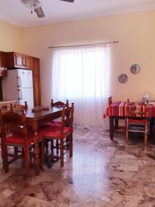 Kuchyňa alebo kuchynka v ubytovaní Sunny House + 14 fotografií