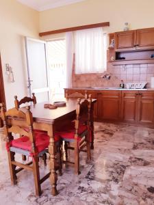 Kuchyňa alebo kuchynka v ubytovaní Sunny House