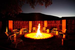 Somerset EastWitmos Oxwagoncamp的火坑周围摆放着椅子和椅子