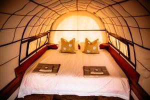 a room with a bed in a dome house at Witmos Oxwagoncamp in Somerset East